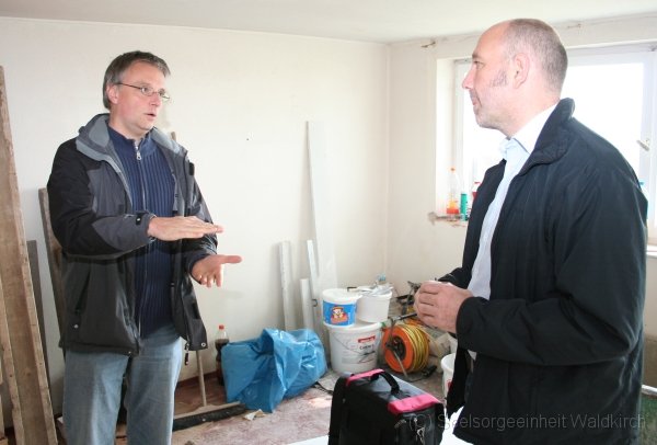 20110725 (14)-600.jpg - Pfarrer Heinz Vogel berät sich mit dem Architekten